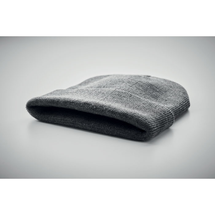 Bonnet gris en laine plié sur une table