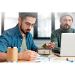 Deux collègues travaillent et déjeunent au bureau