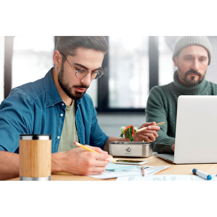 Deux collègues travaillent et déjeunent au bureau