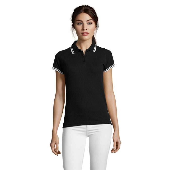 Femme portant un polo noir à col blanc
