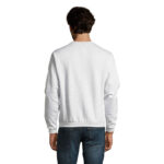 Homme portant un sweat blanc et un jean bleu