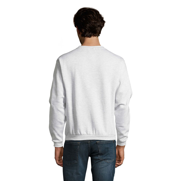 Homme portant un sweat blanc et un jean bleu