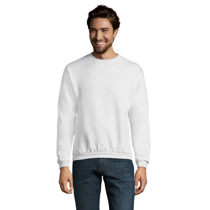 Homme portant un sweat blanc et un jean