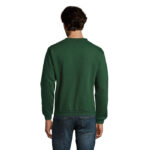 Homme portant un sweat vert vu de dos