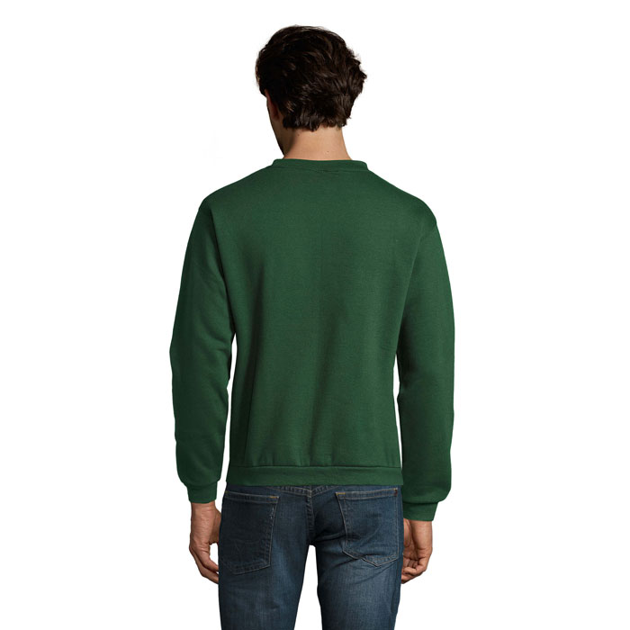 Homme portant un sweat vert vu de dos