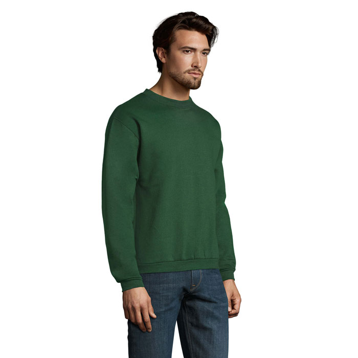 Homme portant un sweat vert et un jean bleu
