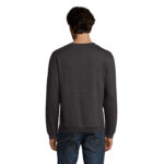 Homme portant un pull gris vu de dos