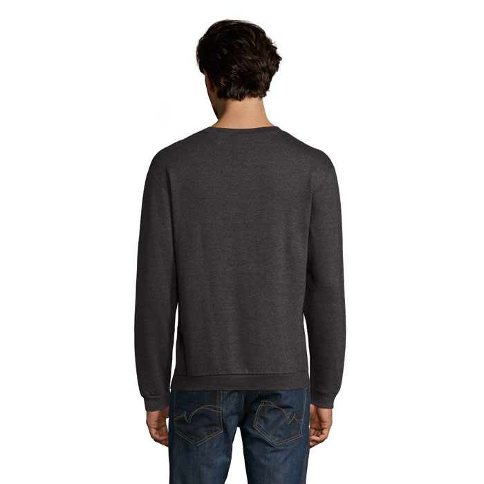 Homme portant un pull gris vu de dos