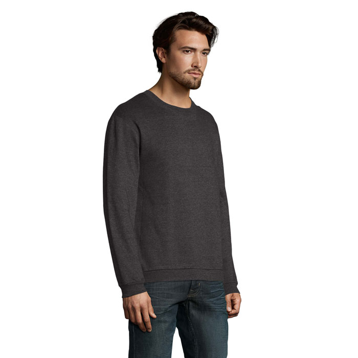 Homme portant un pull gris foncé basique