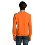 Homme portant un sweat orange vu de dos