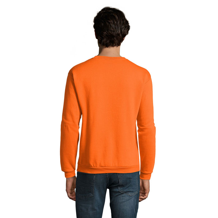 Homme portant un sweat orange vu de dos