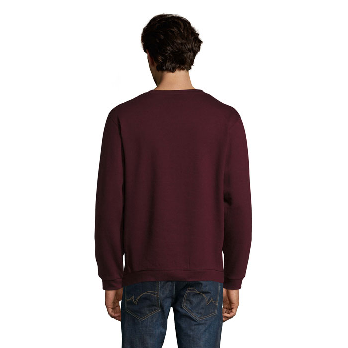 Homme portant un sweat bordeaux vu de dos
