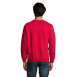 Homme portant un sweat rouge vu de dos