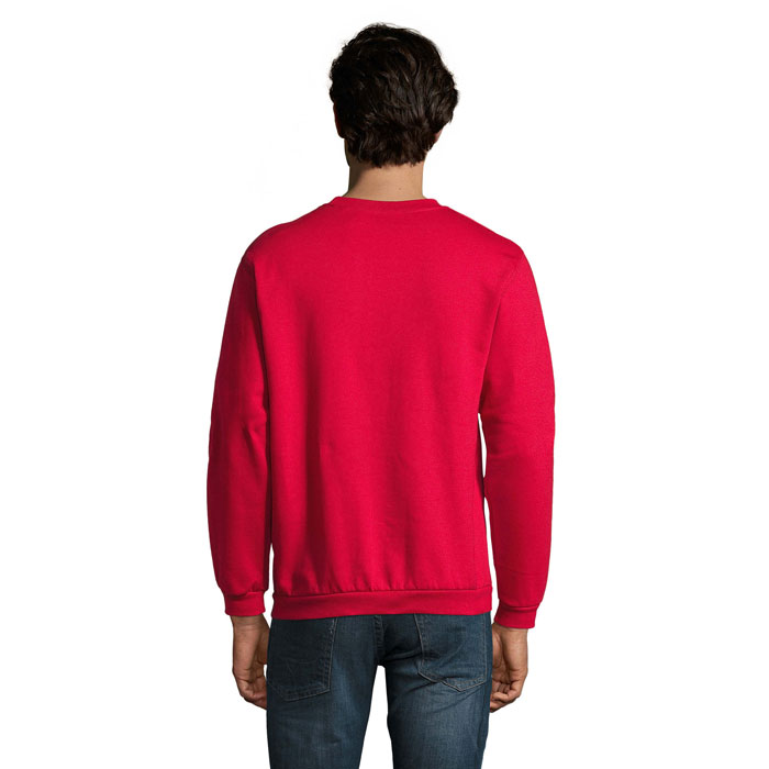 Homme portant un sweat rouge vu de dos