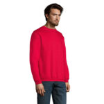 Homme portant un sweat rouge et jean bleu