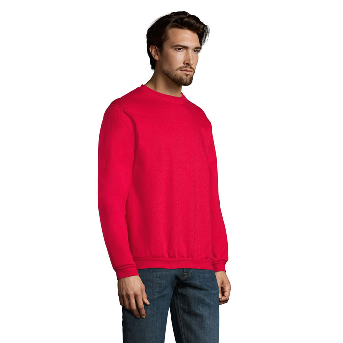Homme portant un sweat rouge et jean bleu