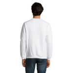 Homme portant un sweat blanc vu de dos