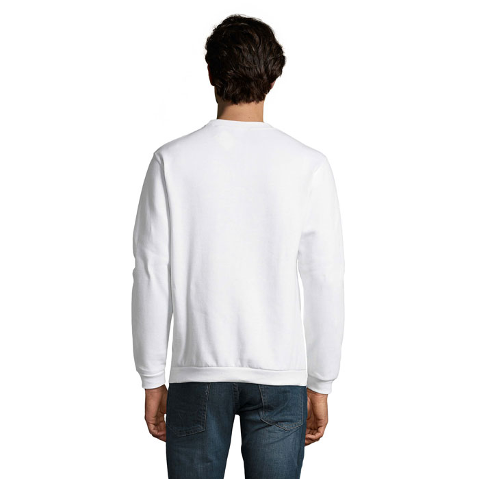Homme portant un sweat blanc vu de dos