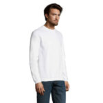 Homme portant un sweat blanc et un jean