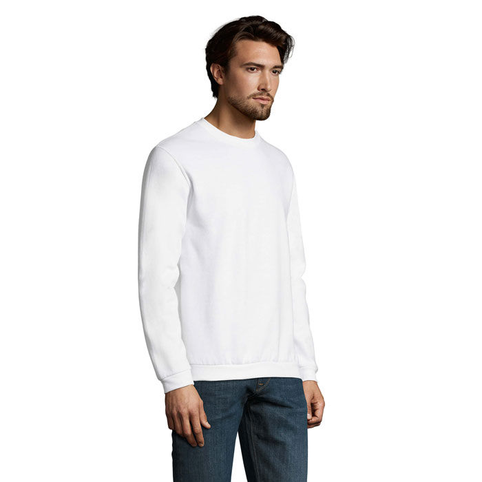 Homme portant un sweat blanc et un jean