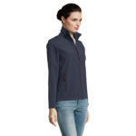 Femme portant une veste bleue zippée