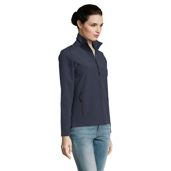 Femme portant une veste bleue zippée