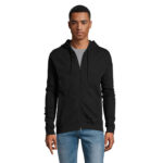 Homme portant un sweat à capuche noir zippé