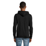 Homme portant un sweat à capuche noir