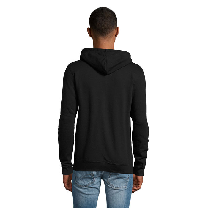 Homme portant un sweat à capuche noir
