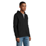 Homme portant un sweat à capuche noir