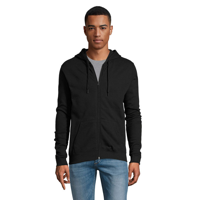 Homme portant un sweat à capuche noir zippé