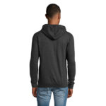 Homme portant un sweat à capuche noir