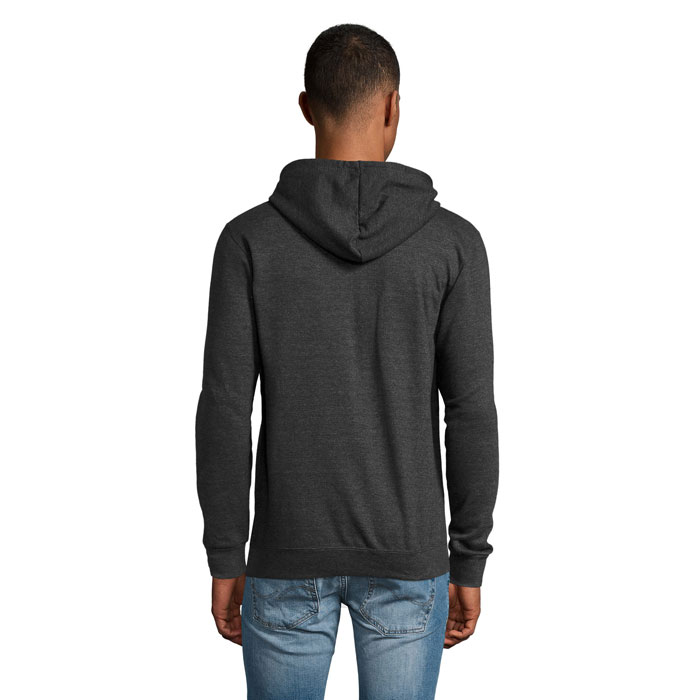 Homme portant un sweat à capuche noir