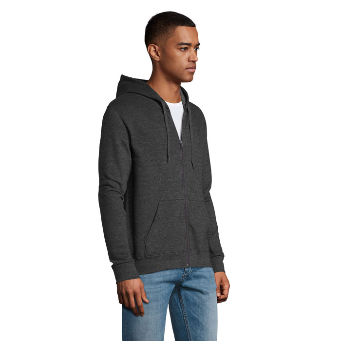 Homme portant un sweat à capuche gris
