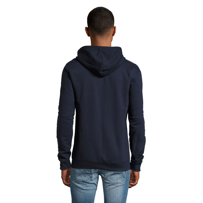 Homme portant un sweat à capuche bleu marine