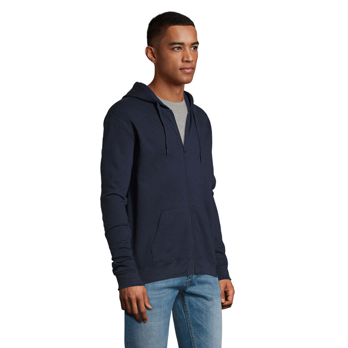 Homme portant un sweat à capuche bleu marine