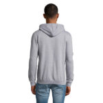 Homme portant un sweat gris à capuche