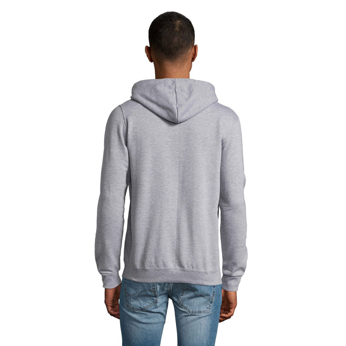 Homme portant un sweat gris à capuche