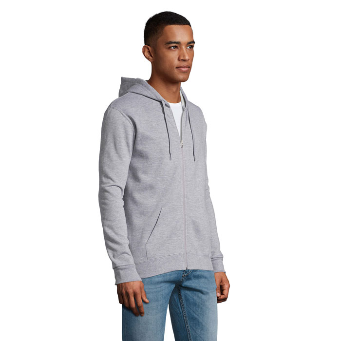 Homme portant un sweat à capuche gris clair