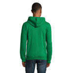 Homme portant un sweat à capuche vert