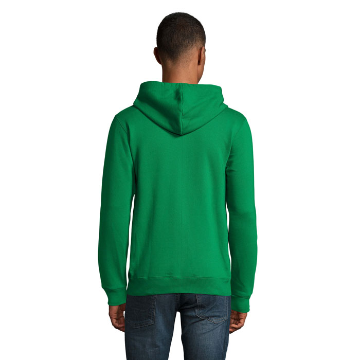 Homme portant un sweat à capuche vert
