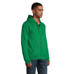 Homme portant un sweat à capuche vert