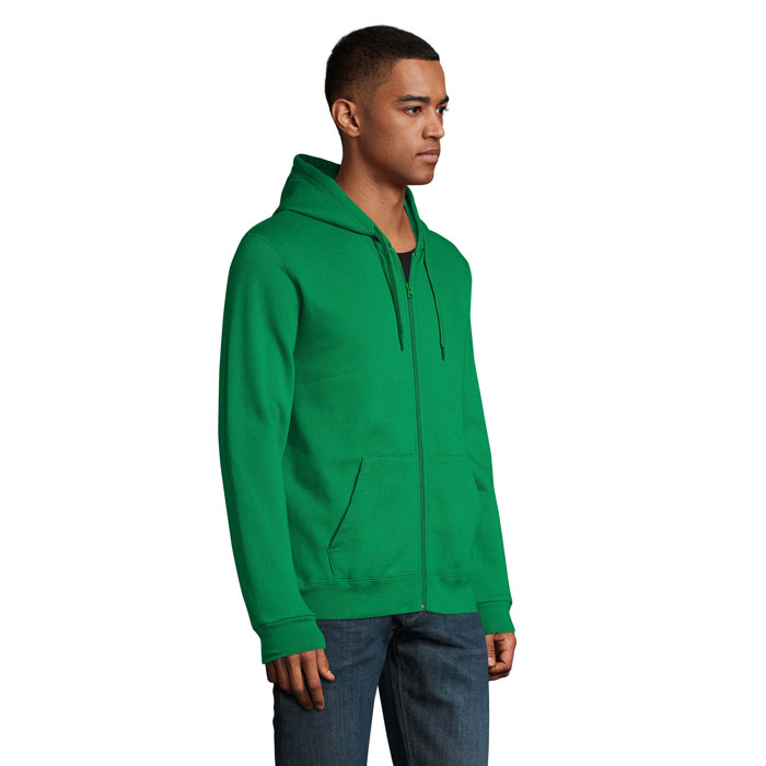 Homme portant un sweat à capuche vert