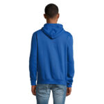 Homme portant un sweat bleu à capuche