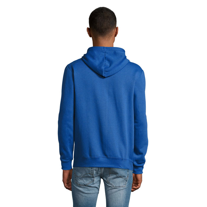 Homme portant un sweat bleu à capuche