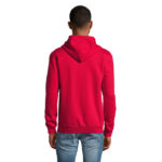 Homme portant un sweat à capuche rouge