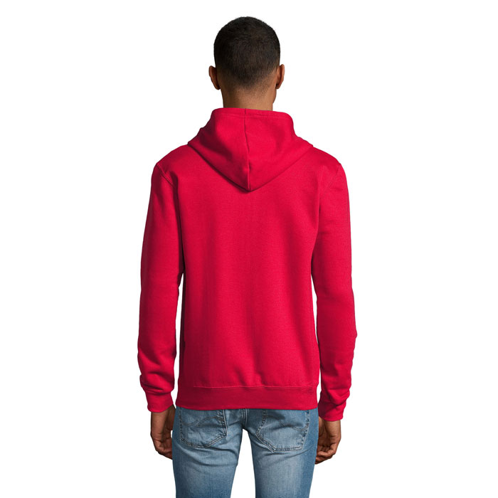 Homme portant un sweat à capuche rouge