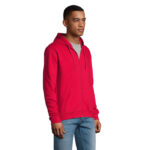 Homme portant un sweat à capuche rouge