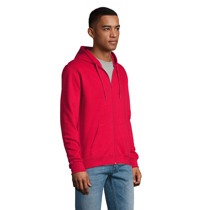 Homme portant un sweat à capuche rouge