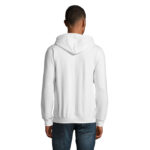 Homme portant un sweat à capuche blanc